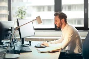 homem trabalhando equipe hibrida escritorio
