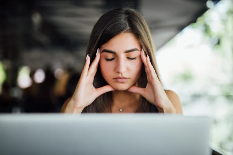 mulher relaxando atencao plena mindfulness tecnicas simples para reduzir o estresse